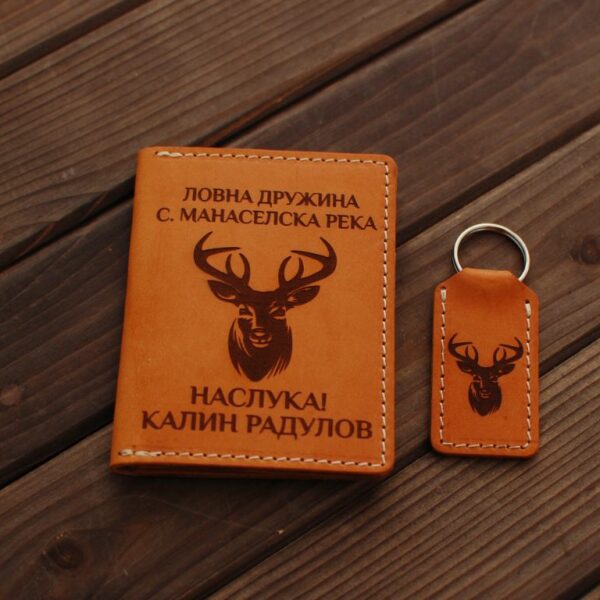 Подарък за ловец на елени комплект калъф за ловни документи и ключодържател естествена кожа персонализиран с елен SLK0010