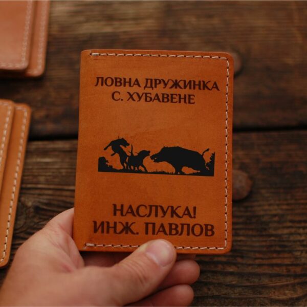 Подарък за мъж ловец калъф за ловни документи естествена кожа глиган и кучета SLK003