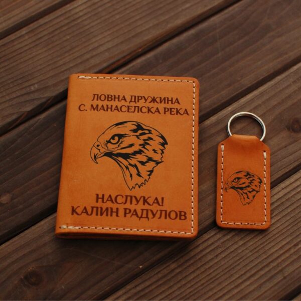 Ловни подаръци за мъже калъф за ловни документи и ключодържател естествена кожа гравиран сокол SLK0011