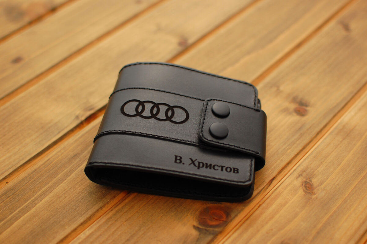 Гравиран мъжки портфейл с две копчета с емблема ауди