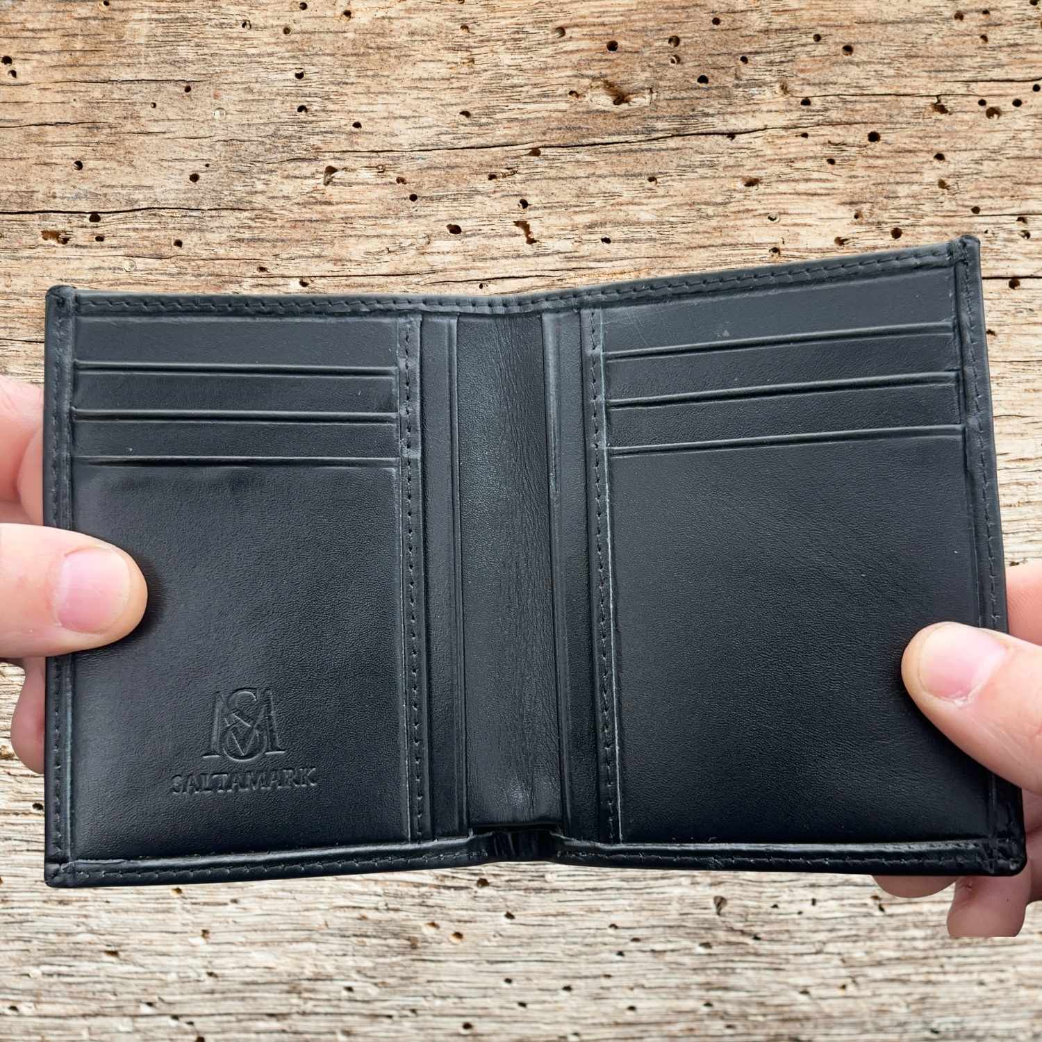 loven-podarak-kojen-kalaf-s-gravirane.jpg Калъф за ловни документи и ключодържател от естествена кожа с ловец и куче - Image 3