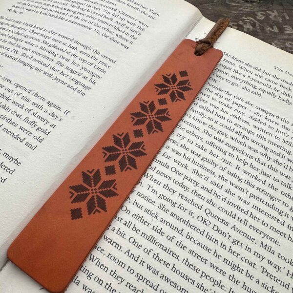 Книгоразделител със шевица от естествена кожа