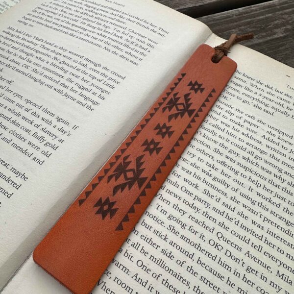 Подарък за жена книгоразделител с гравирана шевица