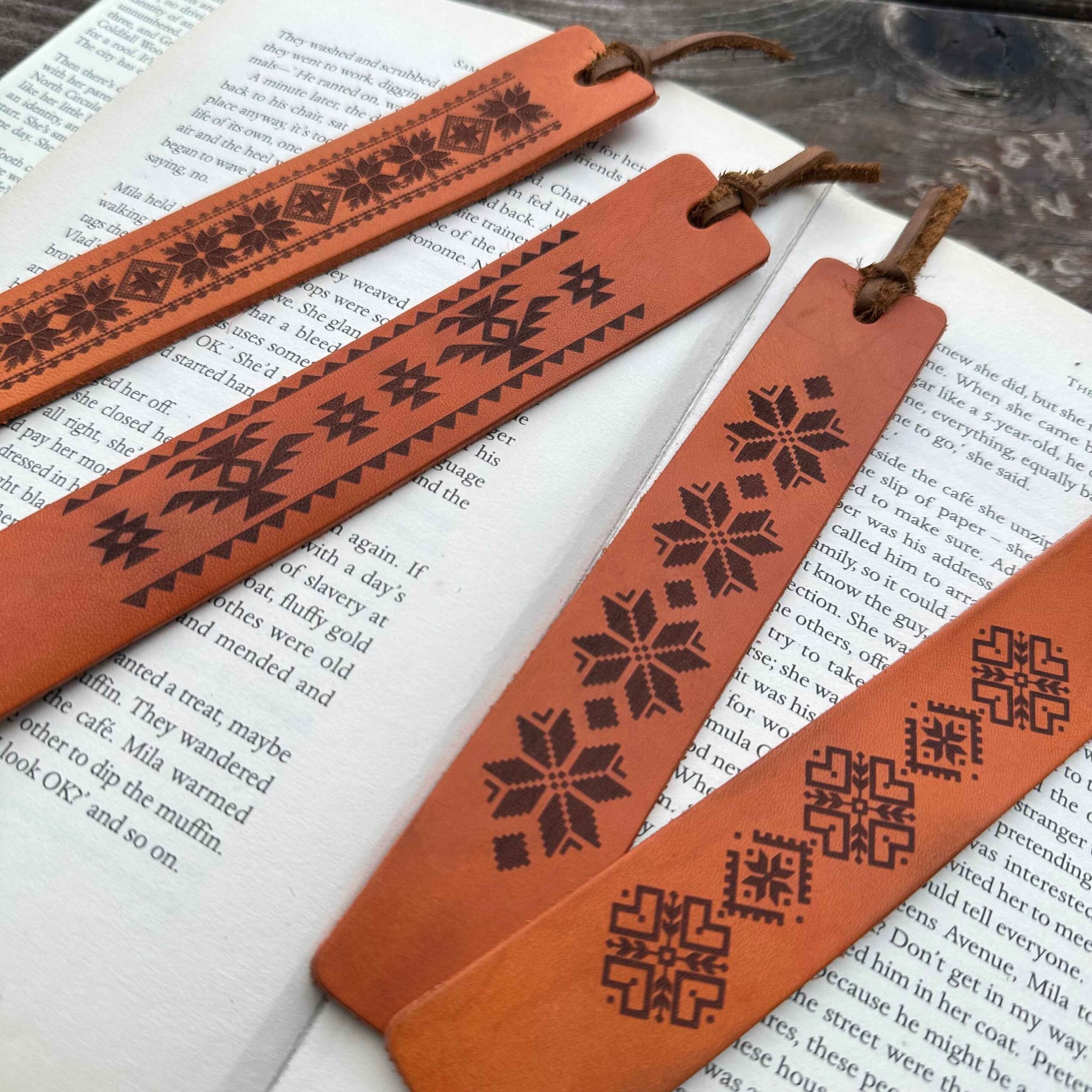 knigorazdeliteli-sus-shevici-ot-estestvena-koja-podaruk-za-jena Книгоразделители от естествена кожа с гравирани шевици 4 бр