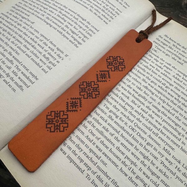 Луксозен книгоразделител със шевица от естествена кожа