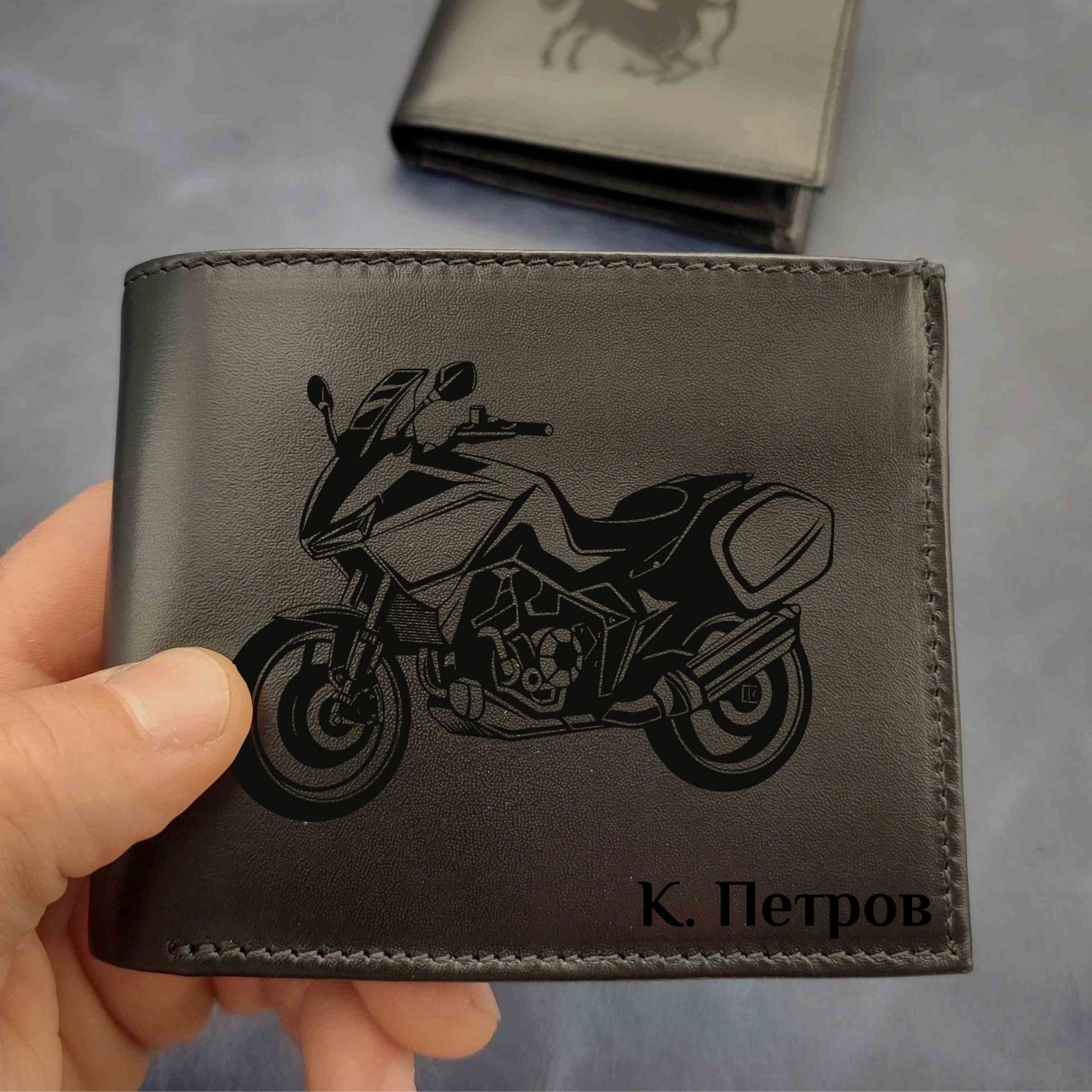 myjko-koveno-portmone-s-graviran-motor-po-snimka-podaryk-za-motoristi myjko-koveno-portmone-s-graviran-motor-po-snimka-podaryk-za-motoristi